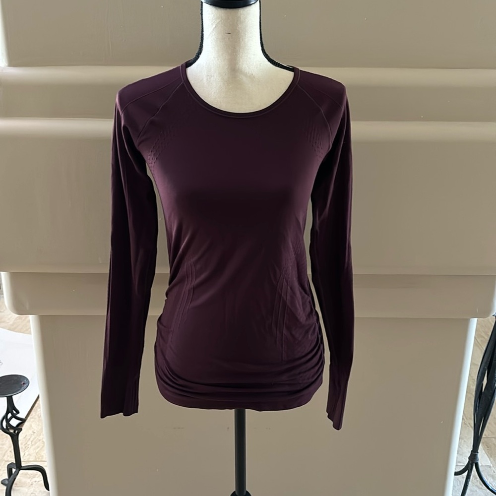 Athleta Speedlight Long Sleeve Tee. Spiced Cabernet. Size Small. Excellent Cond.